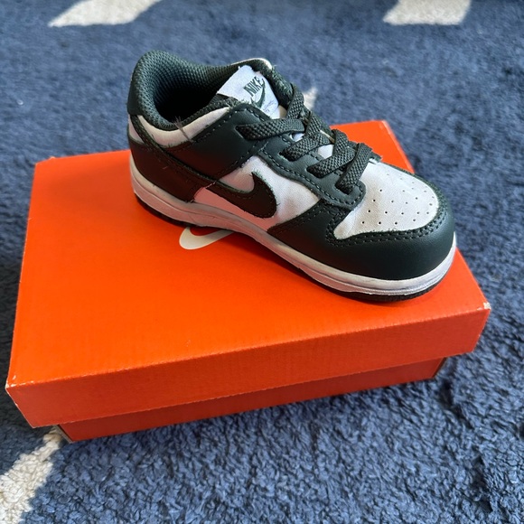 Nike Toddler Green and White Dunk Low - Picture 7 of 8